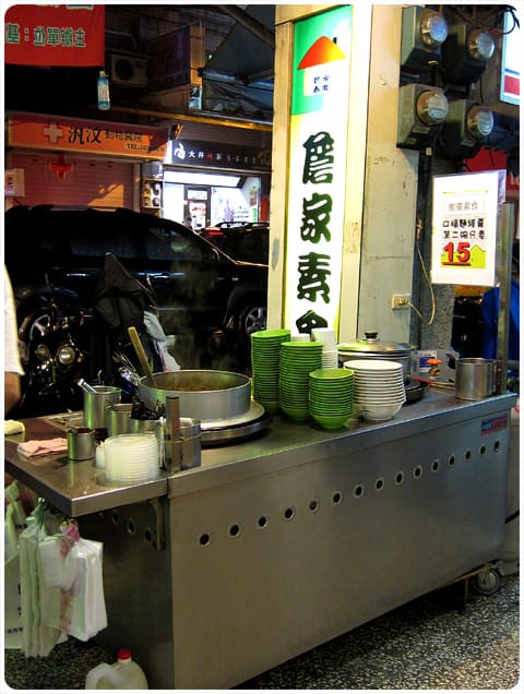 [基隆] 來到基隆廟口夜市、嘗嘗菜色豐富的詹家素食 (2013.01補照