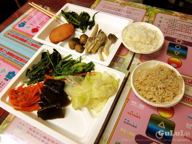[新北] 靈泉素食｜天橋下自助餐 板牆 (已歇業