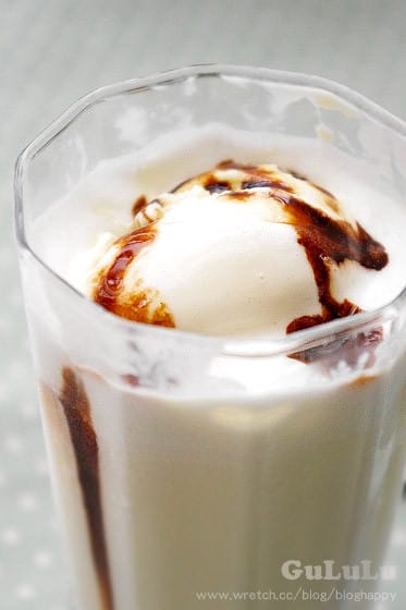 露露日常料理 ▌夏天就是要吃冰！巧克力醬香草奶昔冰淇淋球