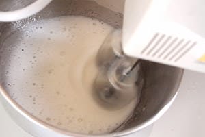 露露日常料理 ▌從融化巧克力到撒上糖粉…口水直流！巧克力豆漿杯子蛋糕