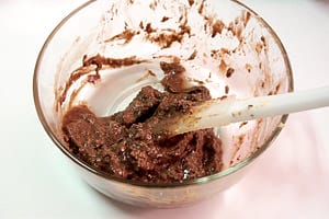 露露日常料理 ▌從融化巧克力到撒上糖粉…口水直流！巧克力豆漿杯子蛋糕