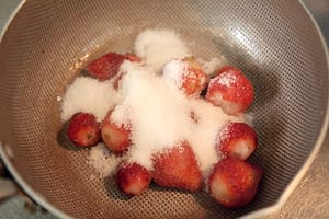 露露日常料理 ▌季節限定！鮮甜多汁 ♥ 草莓果凍