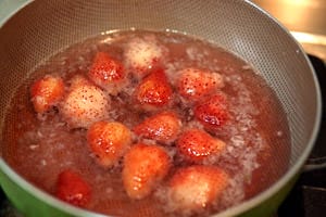 露露日常料理 ▌季節限定！鮮甜多汁 ♥ 草莓果凍