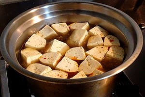 露露日常料理 ▌你愛吃臭豆腐嗎？快跟著我們一起煮！菇菇酸菜臭豆腐