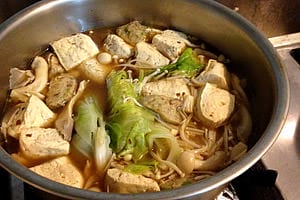 露露日常料理 ▌你愛吃臭豆腐嗎？快跟著我們一起煮！菇菇酸菜臭豆腐