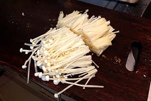 露露日常料理 ▌你愛吃臭豆腐嗎？快跟著我們一起煮！菇菇酸菜臭豆腐