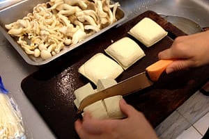 露露日常料理 ▌你愛吃臭豆腐嗎？快跟著我們一起煮！菇菇酸菜臭豆腐