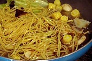 【造型便當日記】蔬食便當裝可愛 ♥ 熊貓炒麵便當