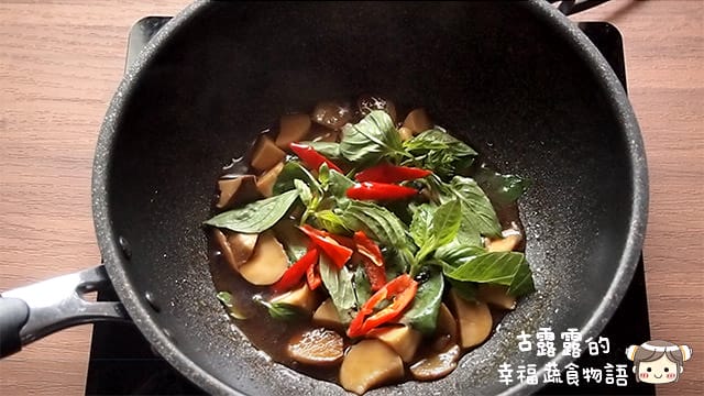 露露日常料理 ▌小雞過年 可愛造型飯糰30秒學會｜三杯杏鮑菇｜影音