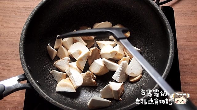 露露日常料理 ▌小雞過年 可愛造型飯糰30秒學會｜三杯杏鮑菇｜影音