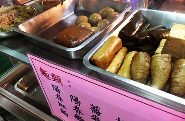 [台東] 素食飯麵｜念念不忘的香菇素滷肉飯 李姐素食飯麵小吃攤