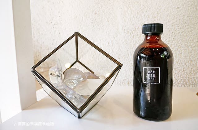 [台北] COFFEE DPT｜綠意中的白色咖啡屋 華山文創園區