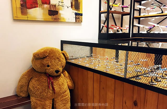 [桃園] 第三航廈機場咖啡｜飛機呼嘯而過～視覺和聽覺的震撼｜景觀咖啡 下午茶