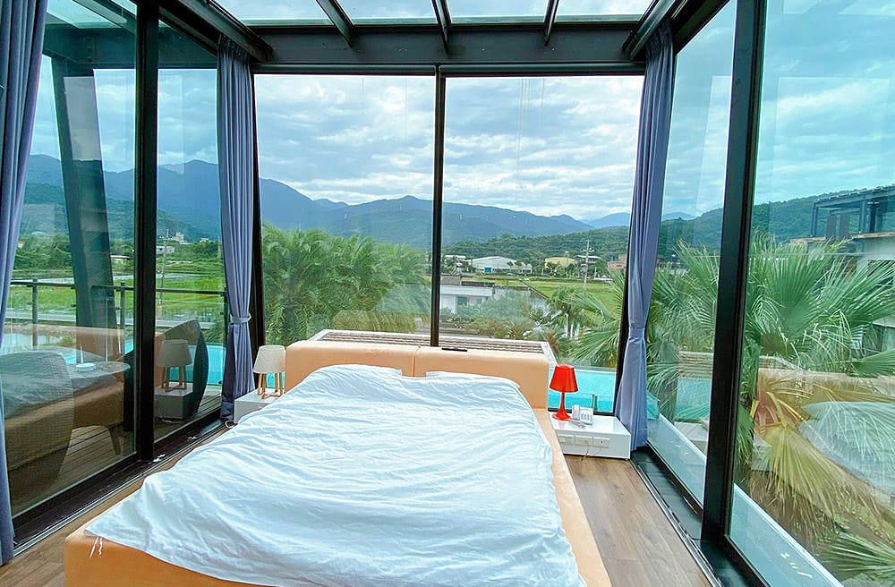 [宜蘭住宿] 稻田中的夢幻玻璃屋 躺著看星星｜水畔星墅時尚會館