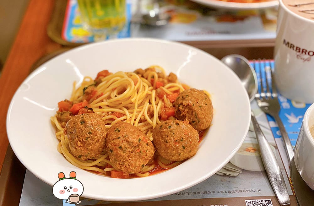 [新北] 蔬食餐點 Mr. Brown Café 伯朗咖啡館｜宜蘭頭城 伯朗咖啡城堡｜眺望龜山島與海景