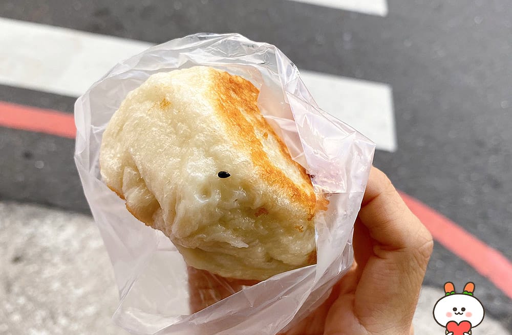 [台南] 香師傅素水煎包｜香軟底酥熱呼呼，一手拿著吃的方便美食