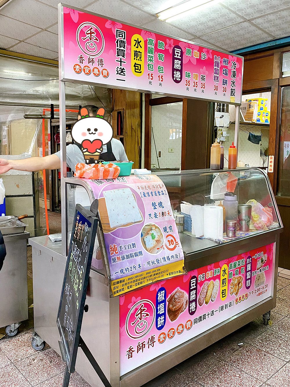 [台南] 香師傅素水煎包｜香軟底酥熱呼呼，一手拿著吃的方便美食