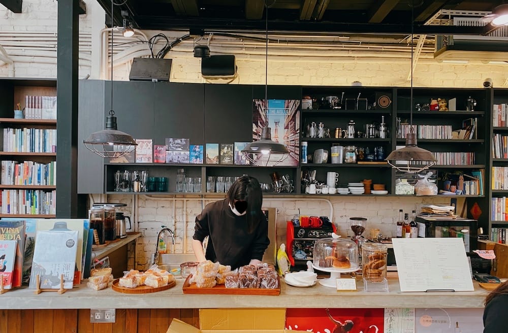 [台北] 藏身巷弄的文學綠洲「浮光書店」 咖啡香氣與書香四溢｜赤峰街老宅咖啡