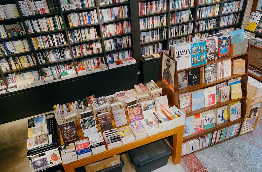 [台北] 藏身巷弄的文學綠洲「浮光書店」 咖啡香氣與書香四溢｜赤峰街老宅咖啡