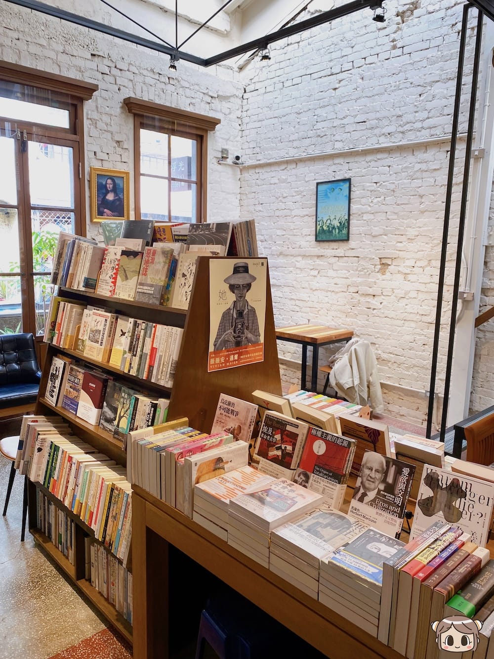 [台北] 藏身巷弄的文學綠洲「浮光書店」 咖啡香氣與書香四溢｜赤峰街老宅咖啡