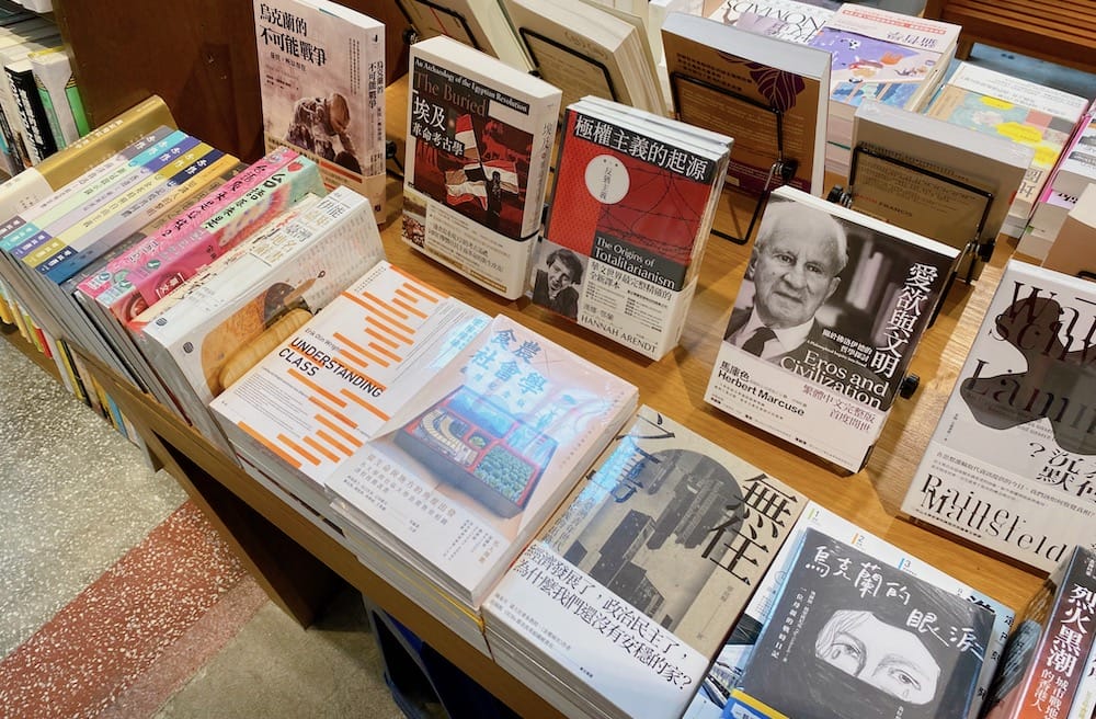 [台北] 藏身巷弄的文學綠洲「浮光書店」 咖啡香氣與書香四溢｜赤峰街老宅咖啡