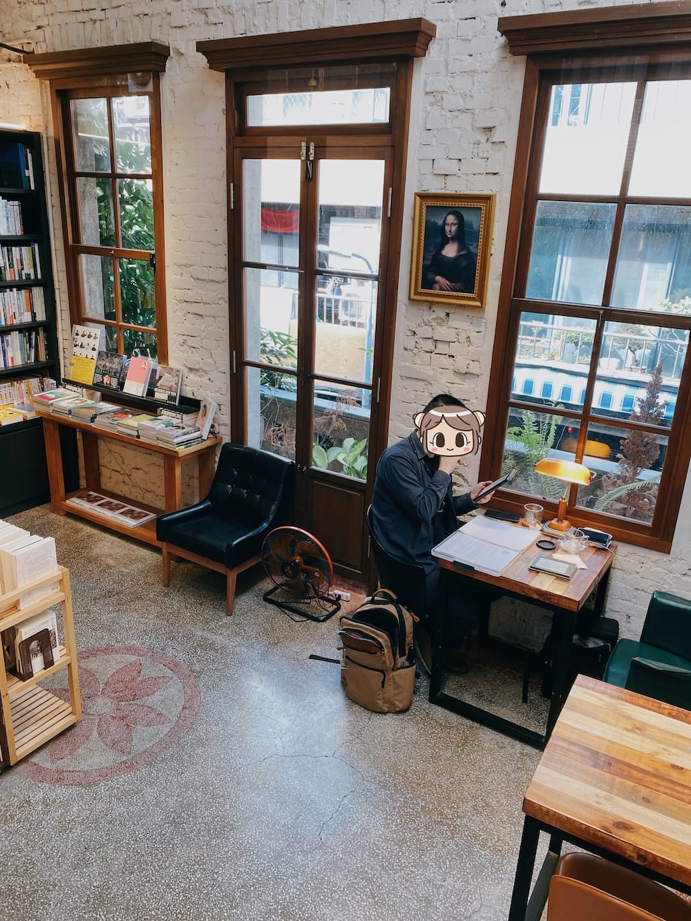 [台北] 藏身巷弄的文學綠洲「浮光書店」 咖啡香氣與書香四溢｜赤峰街老宅咖啡