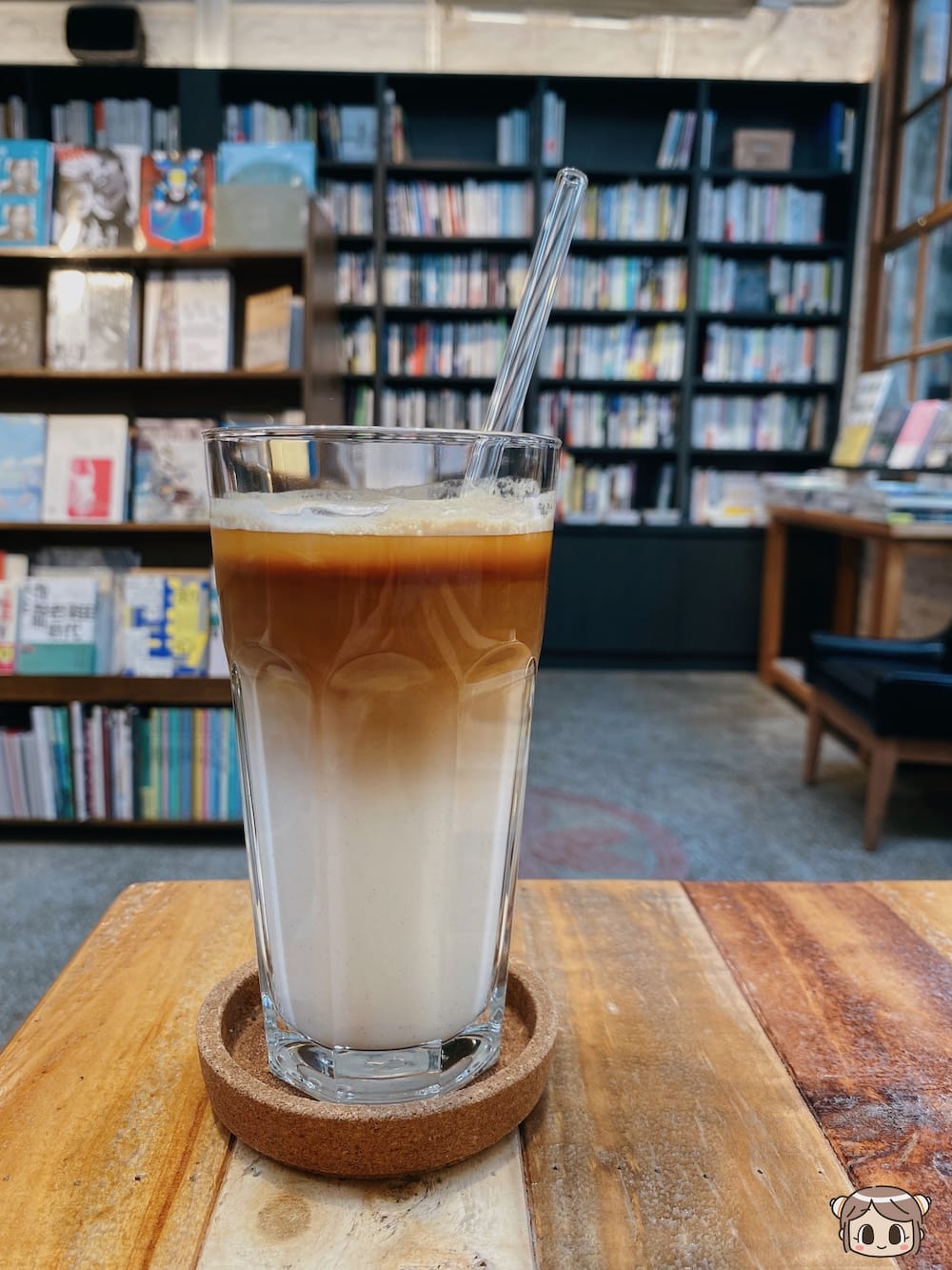 [台北] 藏身巷弄的文學綠洲「浮光書店」 咖啡香氣與書香四溢｜赤峰街老宅咖啡