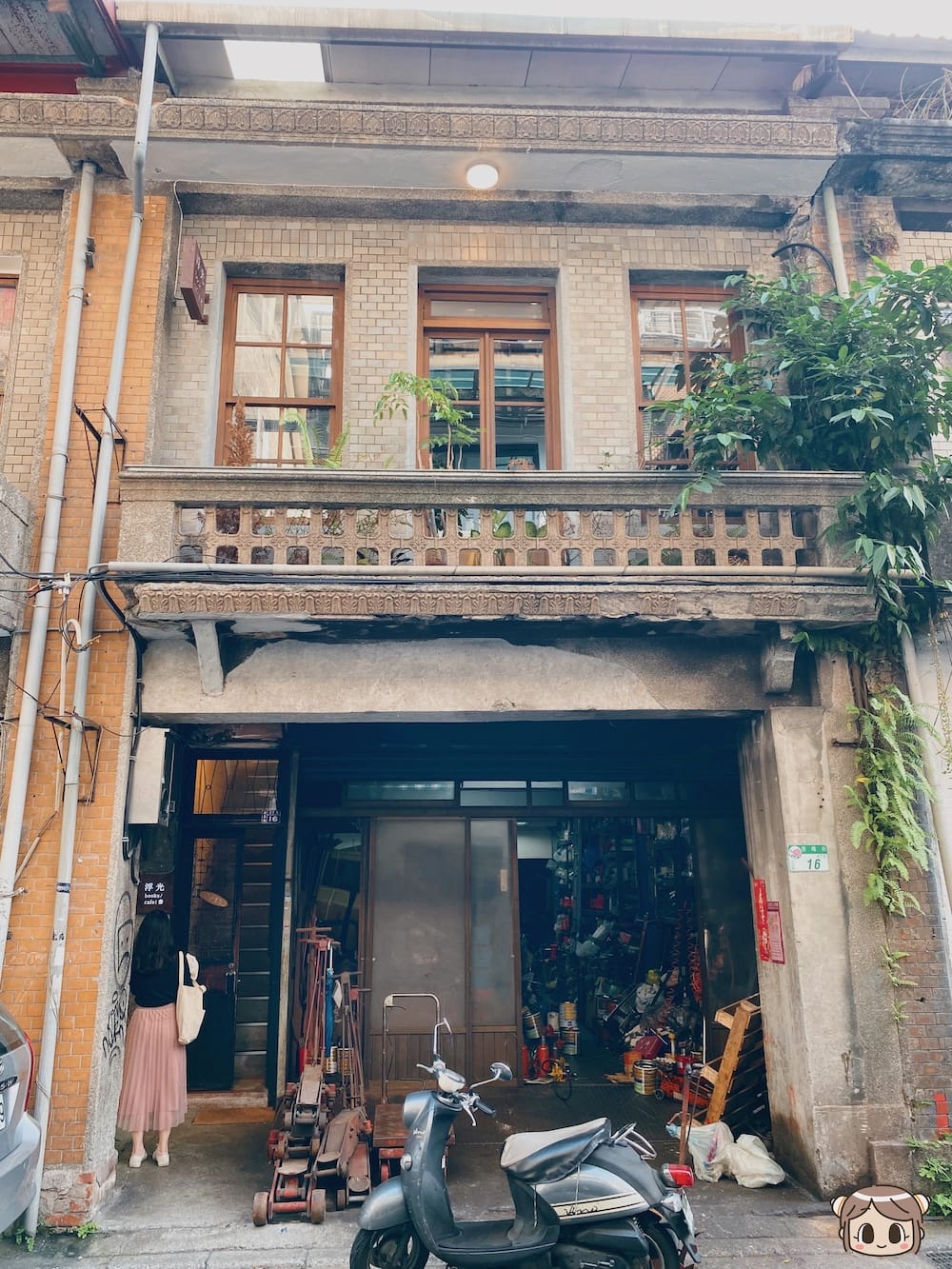 [台北] 藏身巷弄的文學綠洲「浮光書店」 咖啡香氣與書香四溢｜赤峰街老宅咖啡