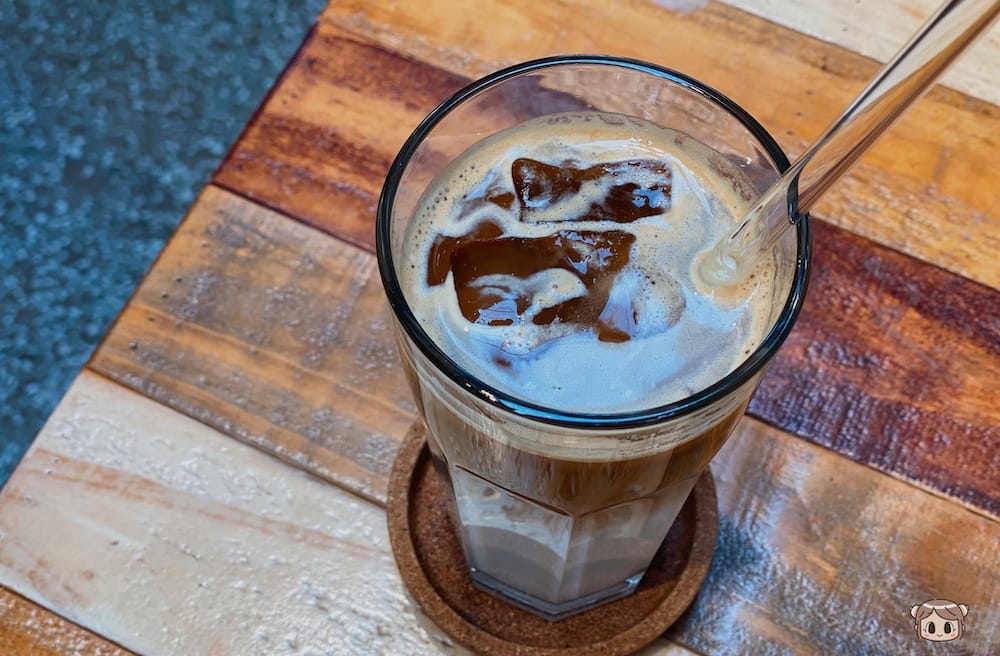 [台北] 藏身巷弄的文學綠洲「浮光書店」 咖啡香氣與書香四溢｜赤峰街老宅咖啡