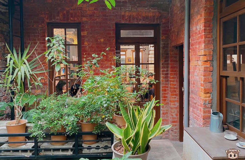 [台北] 藏身巷弄的文學綠洲「浮光書店」 咖啡香氣與書香四溢｜赤峰街老宅咖啡