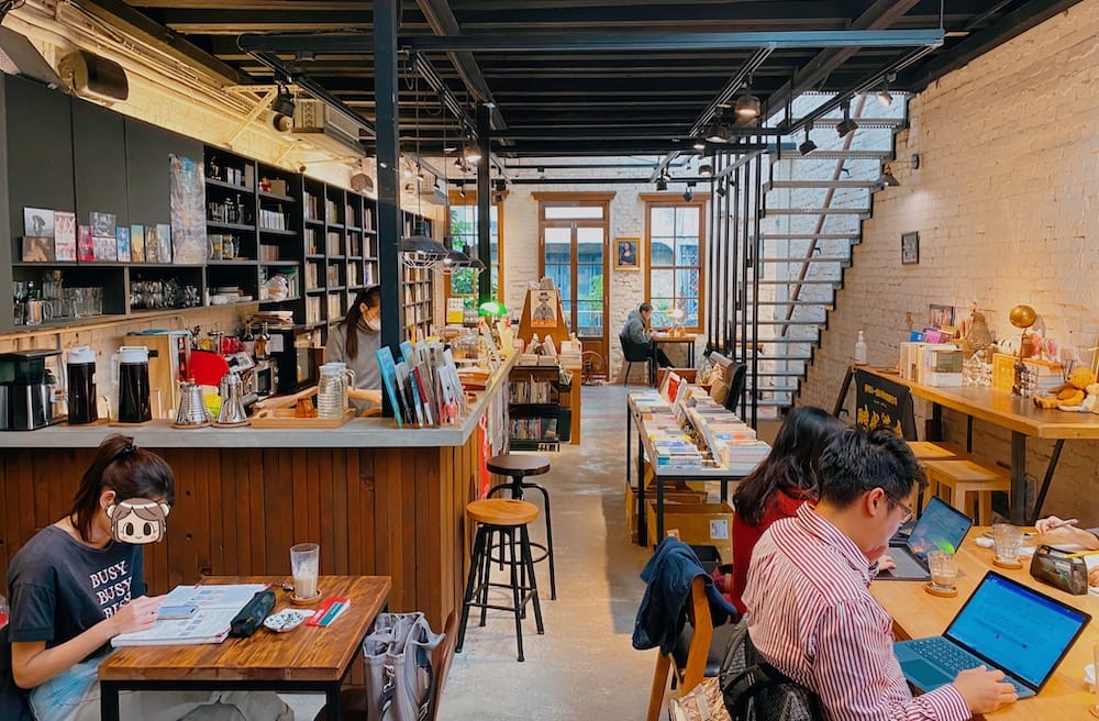 [台北] 藏身巷弄的文學綠洲「浮光書店」 咖啡香氣與書香四溢｜赤峰街老宅咖啡