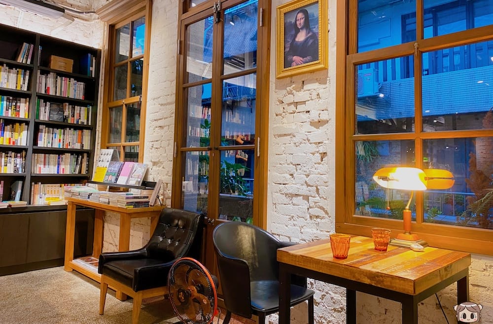 [台北] 藏身巷弄的文學綠洲「浮光書店」 咖啡香氣與書香四溢｜赤峰街老宅咖啡