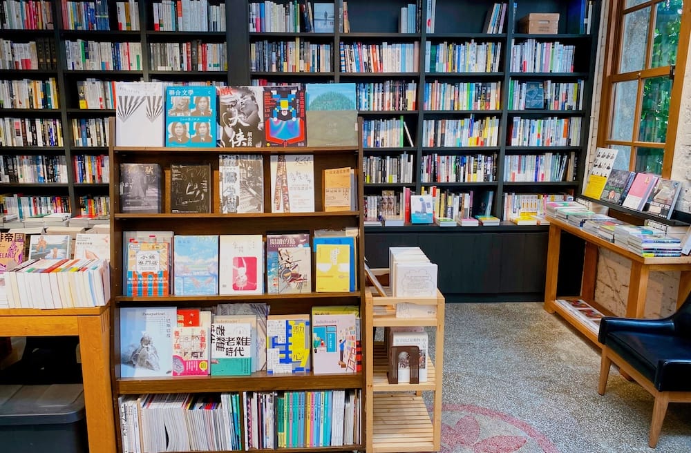 [台北] 藏身巷弄的文學綠洲「浮光書店」 咖啡香氣與書香四溢｜赤峰街老宅咖啡