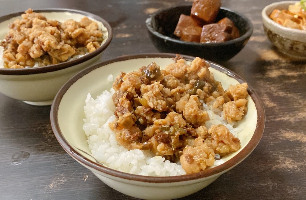 [台北] 管麵素食麵館｜肉食者都愛的素燥飯，香噴噴臭豆腐羹麵｜南機場夜市素食