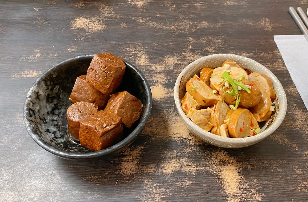 [台北] 管麵素食麵館｜肉食者都愛的素燥飯，香噴噴臭豆腐羹麵｜南機場夜市素食