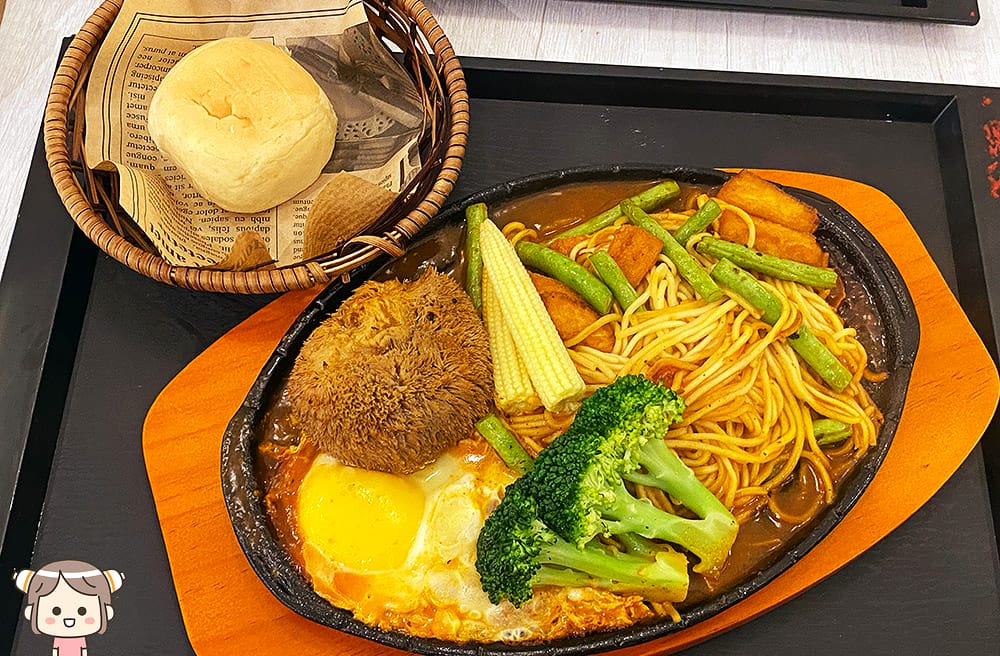 [新北] 藏身2樓的「菱紋蔬香咖啡館」素食生意這麼好？蛋包飯真的美味！
