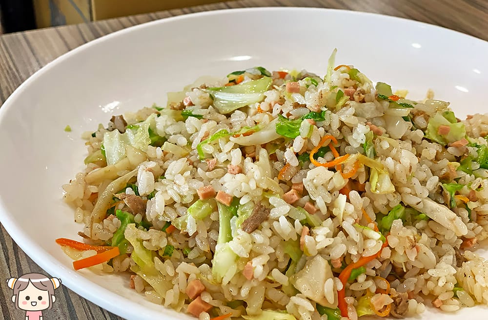 [台南] 台南蔬食「素心齋健康素食館」，香濃麻油炒飯和風味咖哩｜華平店