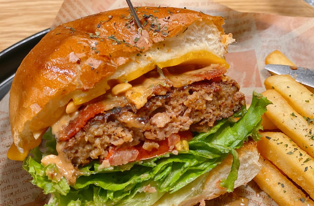 [台北] 蔬漫小姐回憶重現～未來肉漢堡與紅寶石果汁，美味依舊｜信義區蔬食