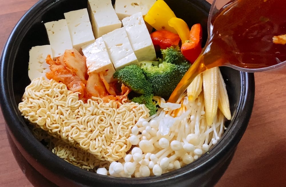 影音｜颱風天必吃！平凡泡麵變豪華蔬食小火鍋｜泡麵食譜