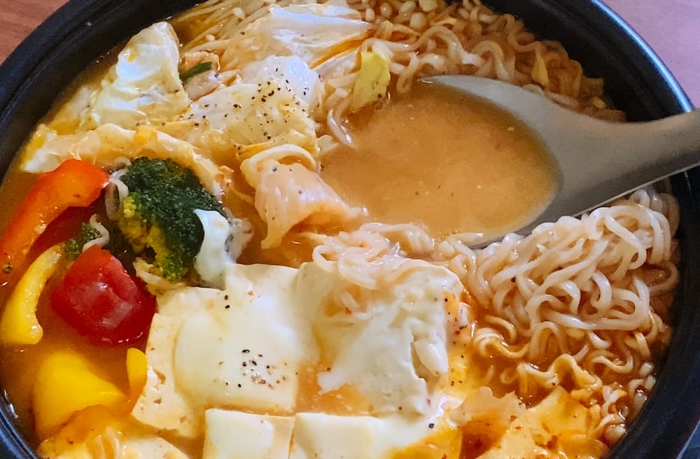影音｜颱風天必吃！平凡泡麵變豪華蔬食小火鍋｜泡麵食譜