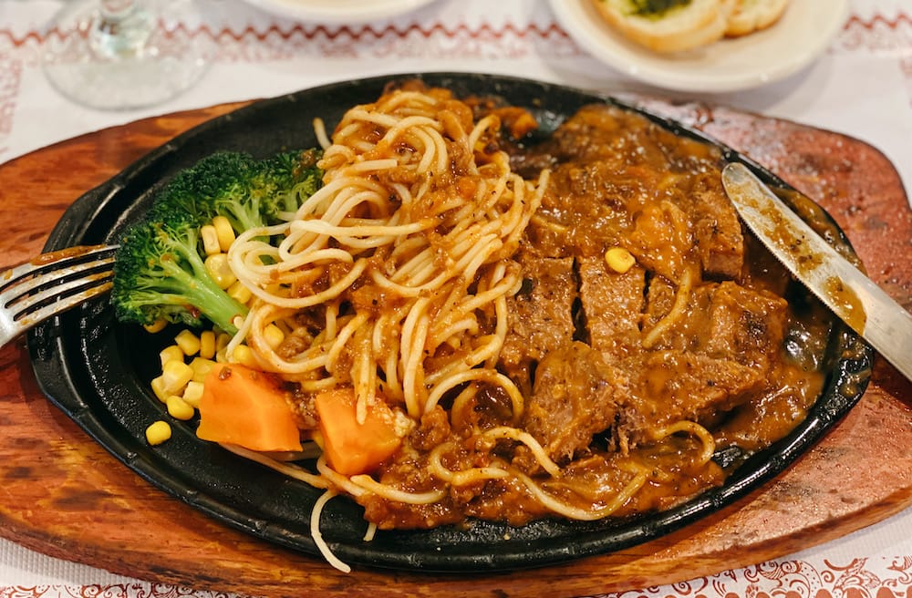 [台北] 新卡莎素食西餐廳，藏在深色門窗後的美味驚喜｜鐵板牛排 公館素食