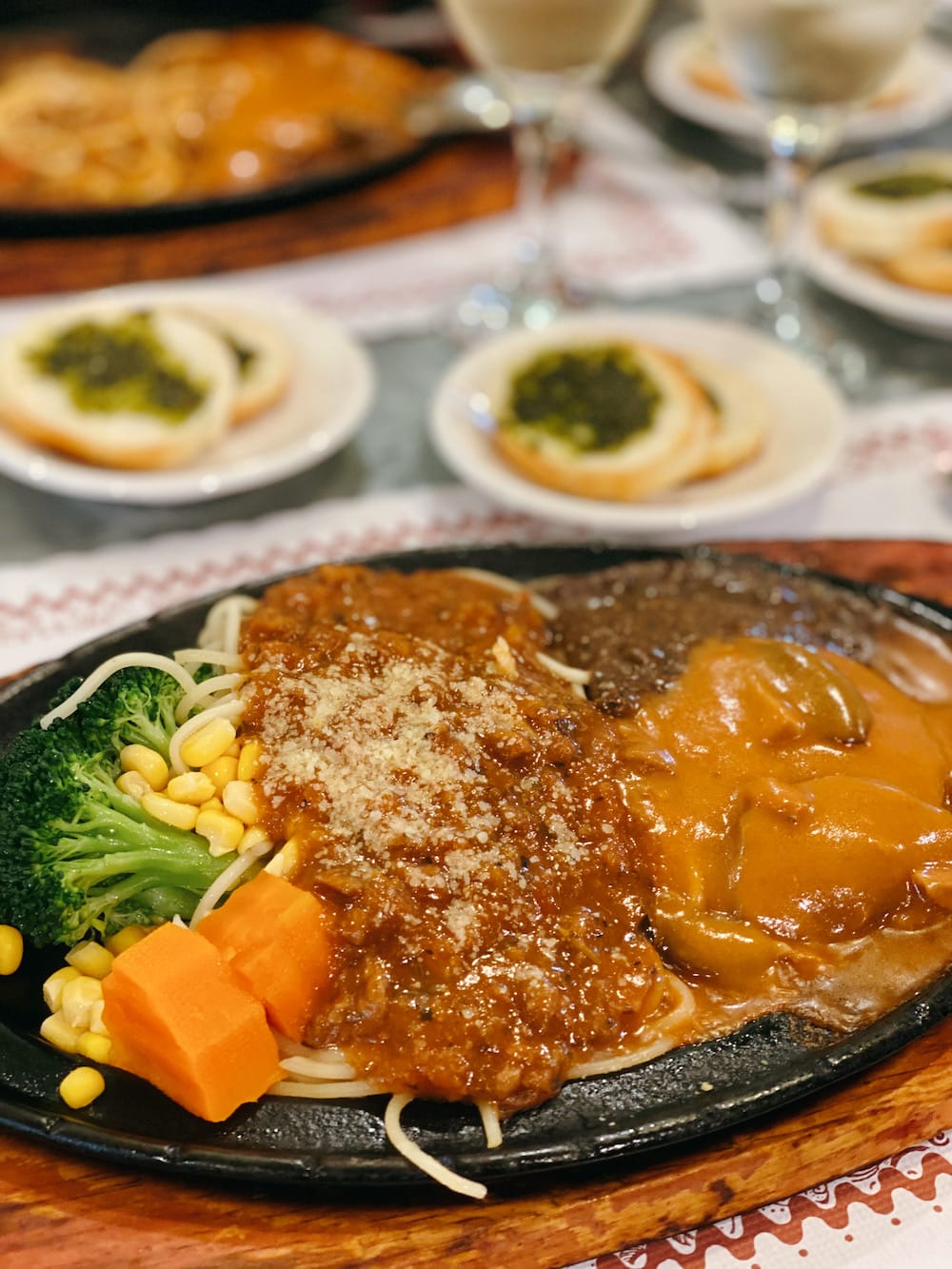 [台北] 新卡莎素食西餐廳，藏在深色門窗後的美味驚喜｜鐵板牛排 公館素食