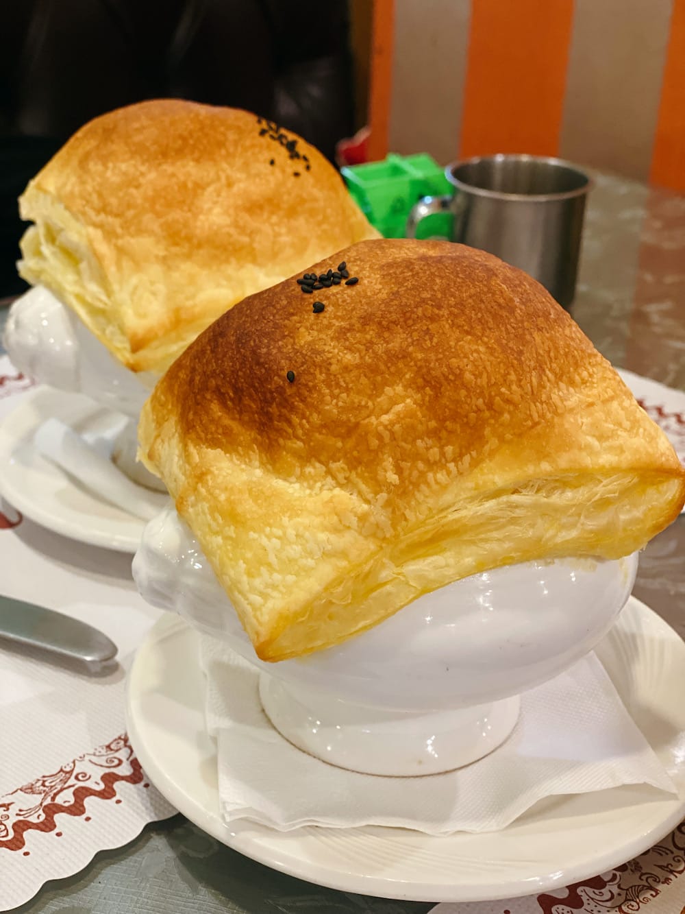 [台北] 新卡莎素食西餐廳，藏在深色門窗後的美味驚喜｜鐵板牛排 公館素食