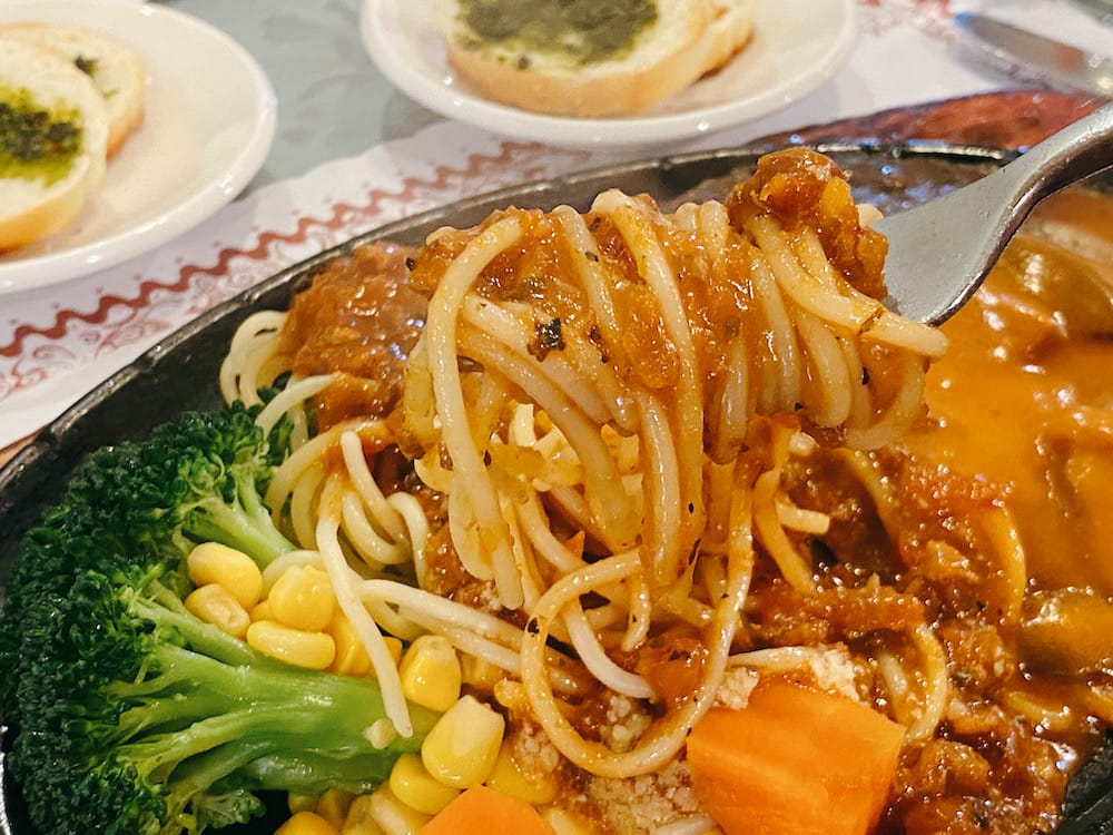 [台北] 新卡莎素食西餐廳，藏在深色門窗後的美味驚喜｜鐵板牛排 公館素食