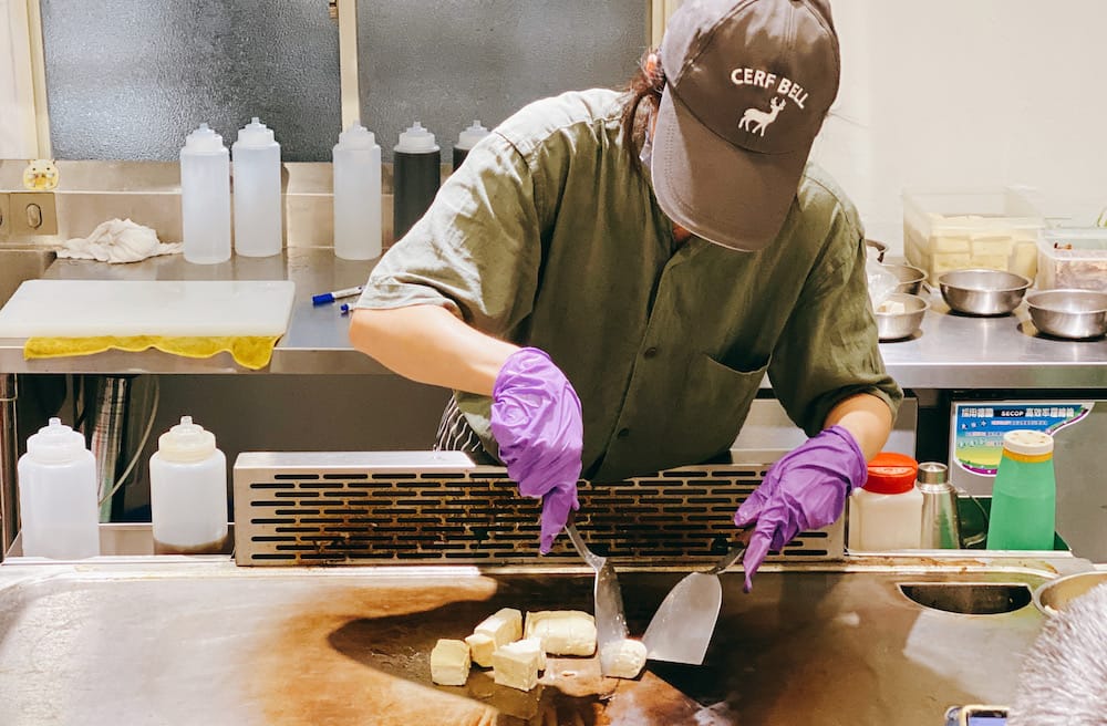 [新北] 毅植鐵板料理｜滋滋作響的素食鐵板料理，和家人一起吃晚餐