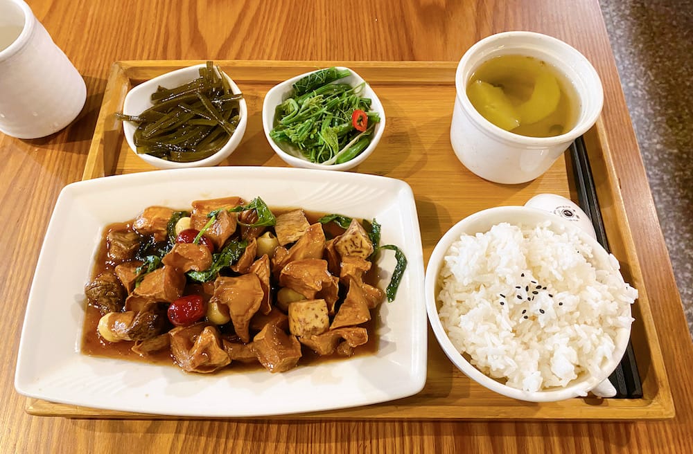 [新北] 素食堂 – 素德食堂｜讓人微笑的用餐時光｜捷運三重站 蔬食