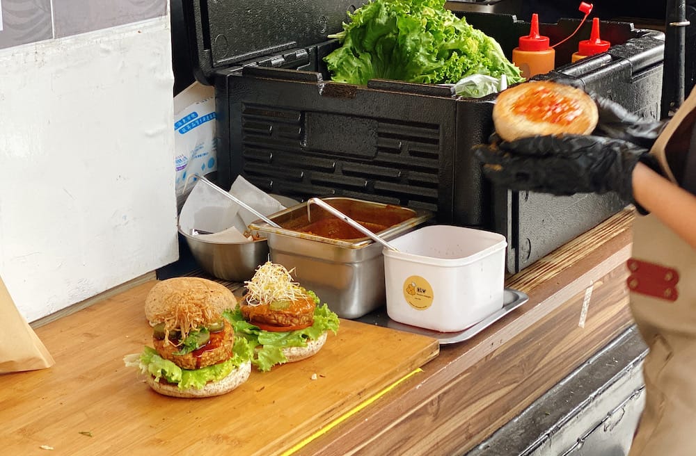 這台行動餐車太香了！給V趴趴走 x 給V漢堡｜無肉蔬食，南洋風味料理