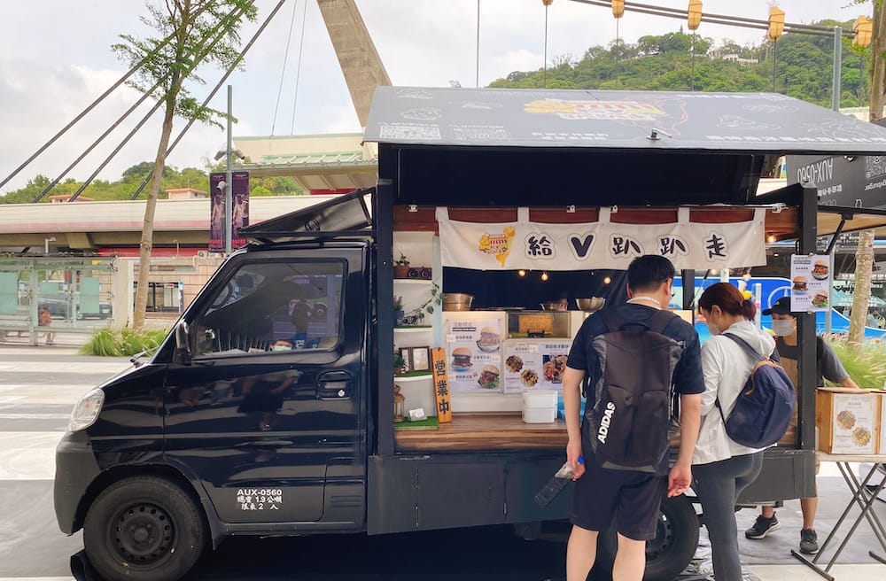 這台行動餐車太香了！給V趴趴走 x 給V漢堡｜無肉蔬食，南洋風味料理