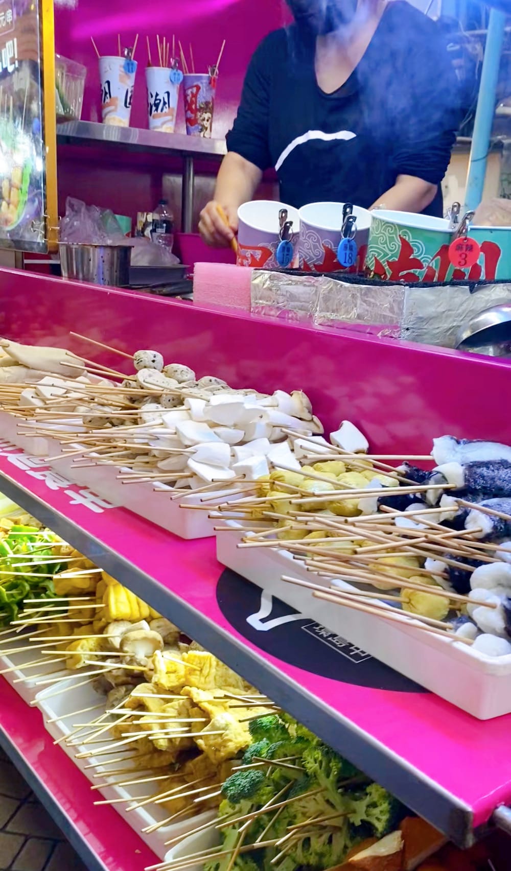 素食小夜市吃「火鍋串串」，DIY自己挑食材很有趣