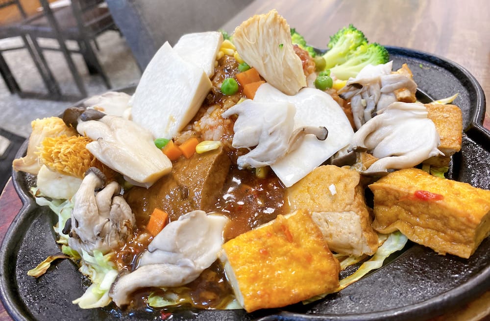 [新北] 慈真美素館｜百元鐵板麵份量足，拌勻吃更美味！泰山